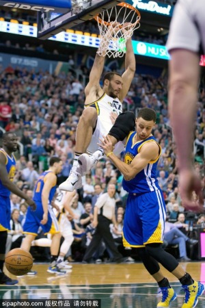  雷霆新秀隔扣戈贝尔引爆全场  