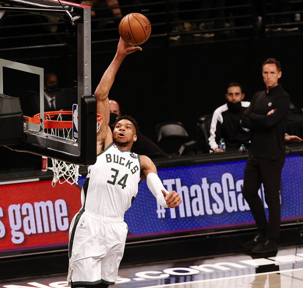  字母哥暴扣统治内线雄鹿大胜热火巩固榜首位